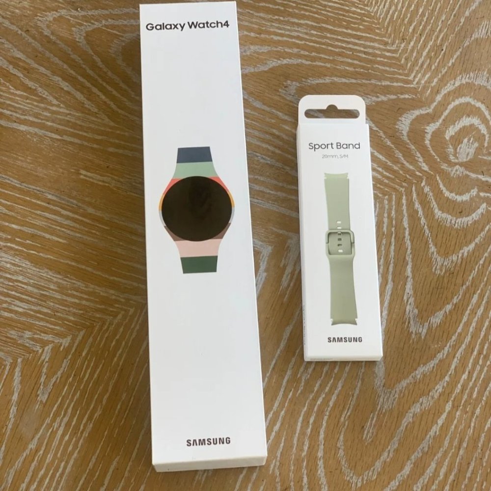 NEW Samsung Galaxy Watch4 (40mm Face) with Sport Band - Olive Green